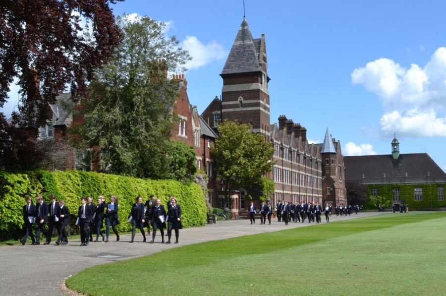 900 felsted school students